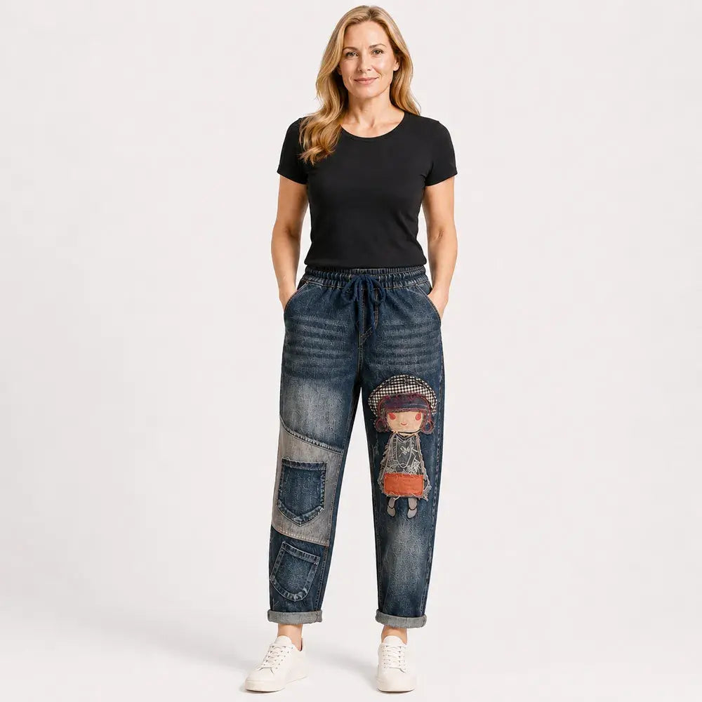👖✨🍂 Női retro laza farmer hímzett díszítéssel és gumis derékkal – egyedi harem stílus (S-5XL, 2 szín)