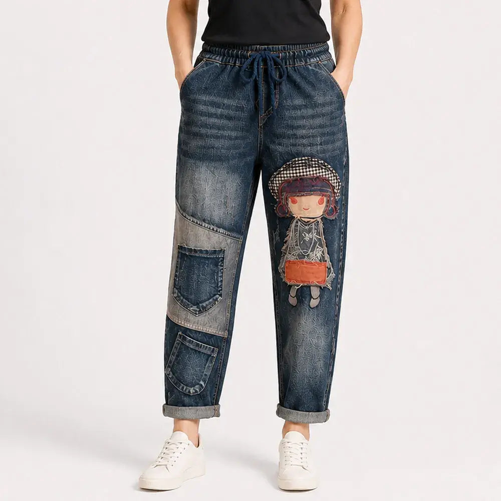 👖✨🍂 Női retro laza farmer hímzett díszítéssel és gumis derékkal – egyedi harem stílus (S-5XL, 2 szín)