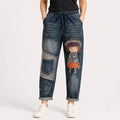 👖✨🍂 Női retro laza farmer hímzett díszítéssel és gumis derékkal – egyedi harem stílus (S-5XL, 2 szín)